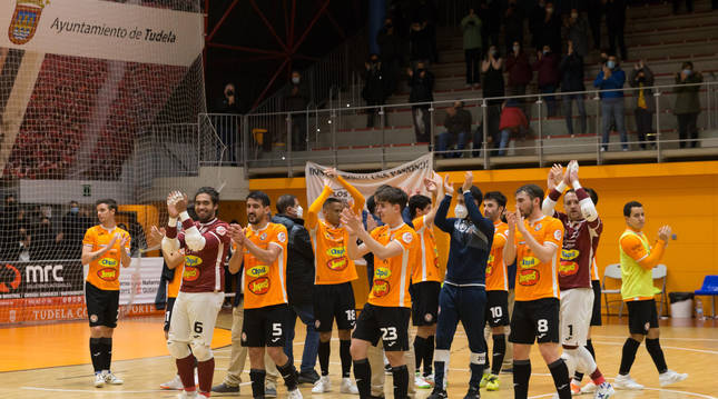 Jugadores y afición se fundieron en un aplauso mutuo tras el pitido final al ritmo de 'La Revoltosa'.