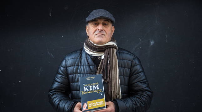 Yunice Abbas, de 67 años, posa para el lanzamiento de su libro 'J'ai séquestré Kim Kardashian'.