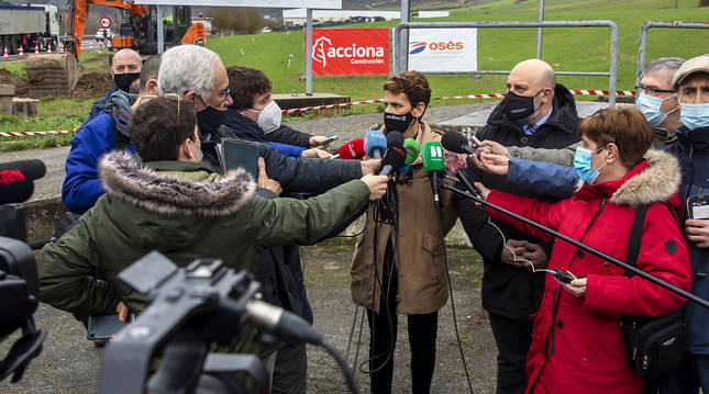 María Chivite atiende a los medios de comunicación durante su visita a las obras de la N-121-A.