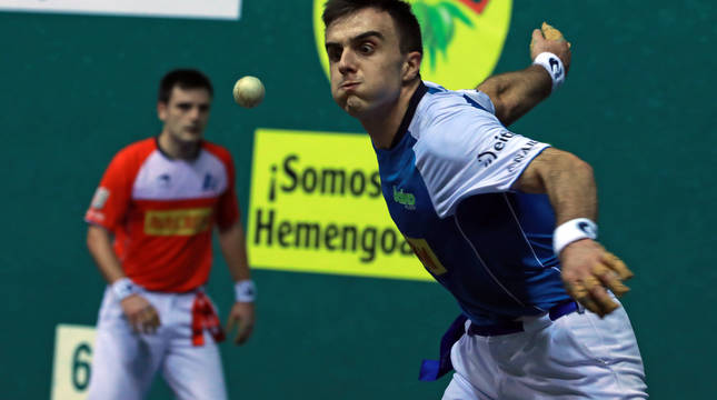 Peña II ejecuta un saque ante la mirada de Elezkano II en el último partido que disputaron en el Labrit.