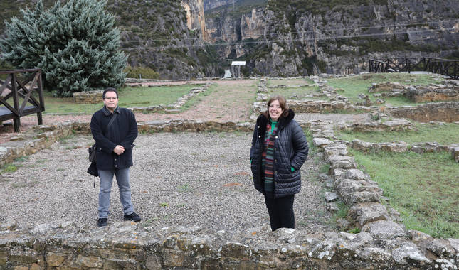Ricardo Murillo, alcalde de Liédena (Navarra), y Gabriela Orduna, agente de Cederna, en la villa romana