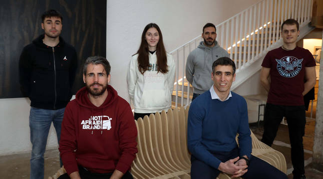 Foto de Íñigo Zabalo, Miren Bartolomé, Jonathan Hernández y Unai Laso. Abajo: Jon Echaide y Javier Urriza ayer al mediodía en la sede de la Fábrica de las Gomas en Pamplona.