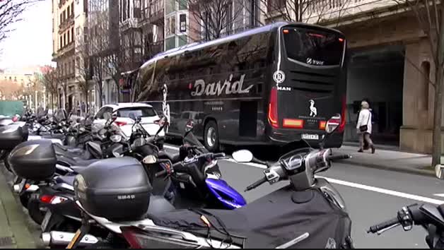 Fallece un joven motorista en el centro de San Sebastián