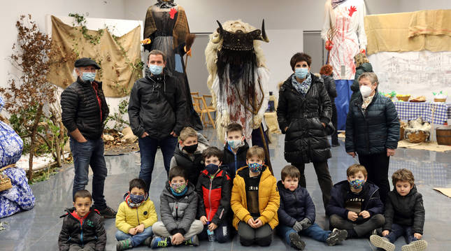 Foto, detrás de un grupo de niños y junto al Momotxorro, de José Javier Agirrebengoa Bergara, Félix Martínez Mazkiaran, Belén Rubio Urízar y Adeli Lahidalga Ruiz.