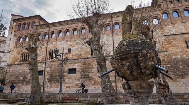 Los plátanos que caracterizan la plaza de San Martín, objeto de podas muy drásticas años atrás, se preservarán.