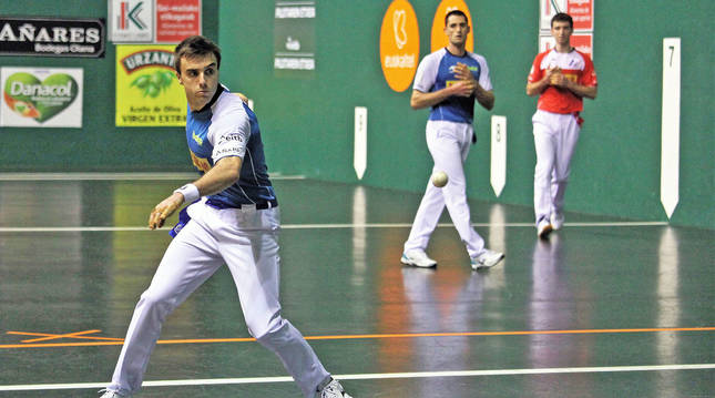 Jon Ander Peña le suelta a la pelota en presencia de Albisu y de Martija, en el frontón Labrit.