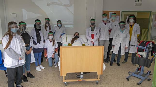 Alumnos del ciclo de Cuidados Auxiliares de Enfermería, durante las clases por la mañana en su taller del centro educativo.