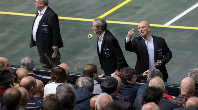 Benjamín, Hilario y Rufino, durante una final del Cuatro y Medio en el Navarra Arena.