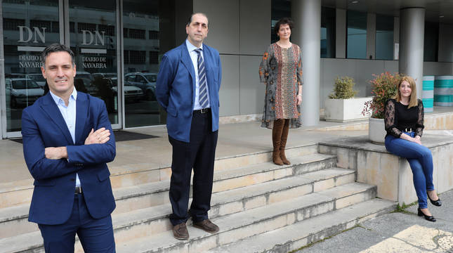 De izquierda a derecha, Borja Macaya (director de Solera Asistencial con residencias como La Vaguada y Torre Monreal), Jesús Cía (director de la Casa de la Misericordia de Pamplona), Inés Francés (directora de la Agencia Navarra de Autonomía y Desarrollo de las Personas) y Yaquelín Maestre (directora de la residencia Virgen de Jerusalén de Artajona). Los participantes sólo se quitaron la mascarilla en el momento de hacerse la foto.