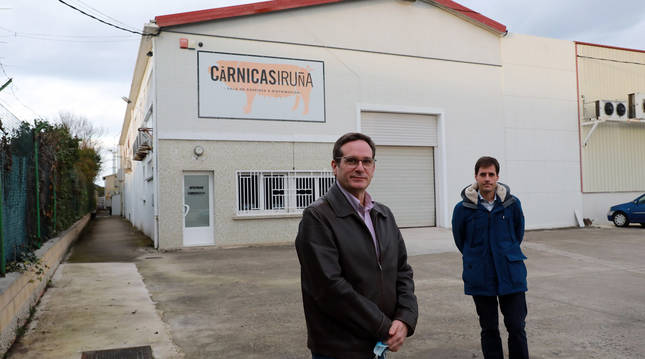 Desde la izda., Pedro Tarrafeta Sayas, consejero delegado de Cárnicas Iruña SA, y Daniel Mendióroz Chocarro, gerente.