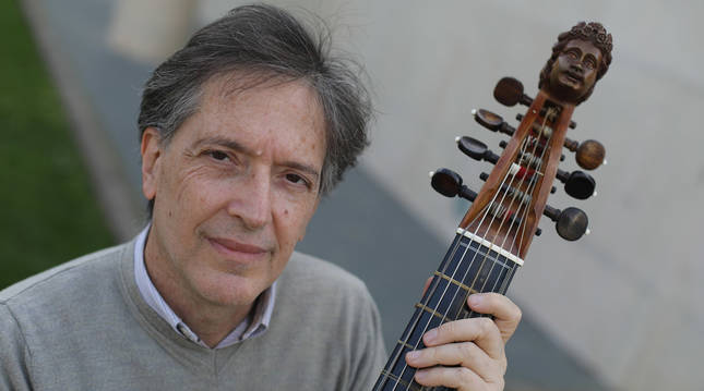 Sergio Barcellona sostiene su viola da gamba, con el clavijero tallado con el rostro de una mujer.