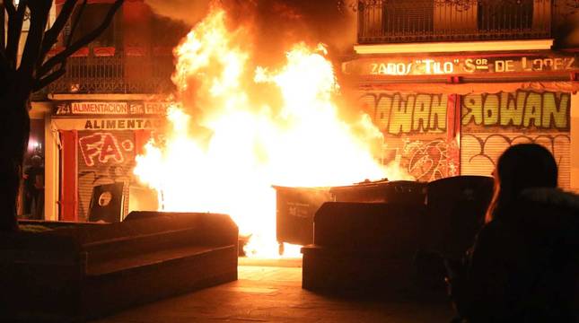 Arden unos contenedores en el Casco Viejo de Pamplona durante las protestas en apoyo al rapero Hasel.