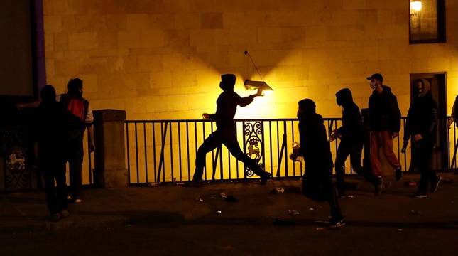 Algunos manifestantes han cruzado e incendiado contenedores en calles del Casco Viejo de Pamplona
