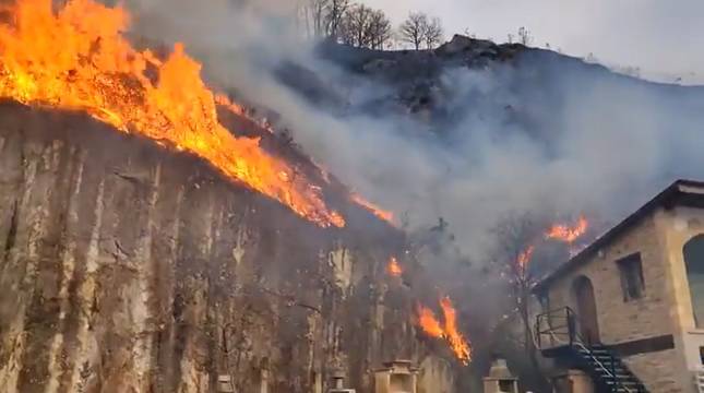 Las llamas del incendio forestal de Bera