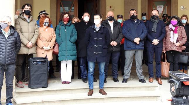 Representantes de las instituciones navarras y vecinos de Azagra han mostrado este domingo en una concentración su repulsa por la agresión sufrida el sábado por una vecina de la localidad por parte de su pareja,