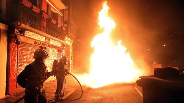 Imágenes de los disturbios tras la manifestación a favor de Pablo Hasel en Pamplona