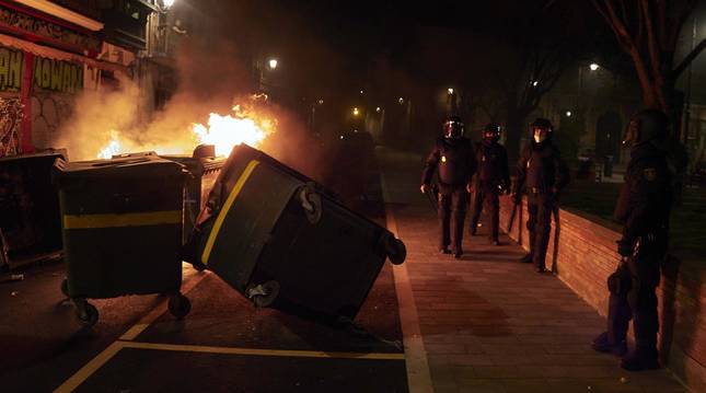 Algunos manifestantes han cruzado e incendiado contenedores en calles del Casco Viejo de Pamplona