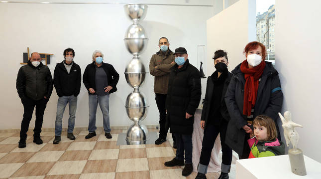 Artistas que participan en la exposición (de izda a dcha): Patxi Aldunate, Txema Goldaratz, José Luis Mayor, Alfredo Murillo, Ángel Arbe, Berta Ossés 'Beruta' y Maite Jiménez. En el centro, la escultura La columna de los besos que tiene una altura cerca de tres metros.