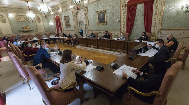 Los ediles del Ayuntamiento de Tudela, en un momento de la sesión del pleno celebrada ayer.
