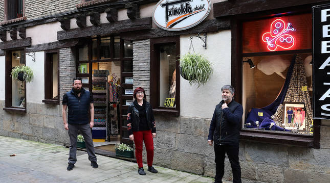 Desde la izquierda, en la puerta del establecimiento y sin la mascarilla que se quitaron para la foto, los hermanos Álvaro y Mila Moreno Nuin y Karlos Martinena Espinal.