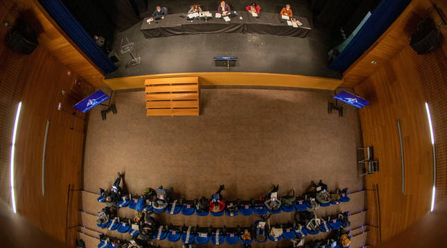 Imagen cenital de la asamblea de la Mancomunidad, ayer, en la casa de cultura de Villava. La mitad optó por la asistencia presencial, el resto participó de manera telemática.