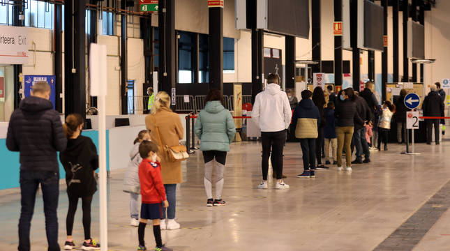 Numerosas personas esperan para realizar la PCR en Refena, entre ellas alumnos del Liceo Monjardín donde se está realizando un cribado.