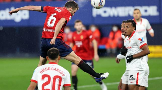Foto de Oier en el partido contra el Sevilla.