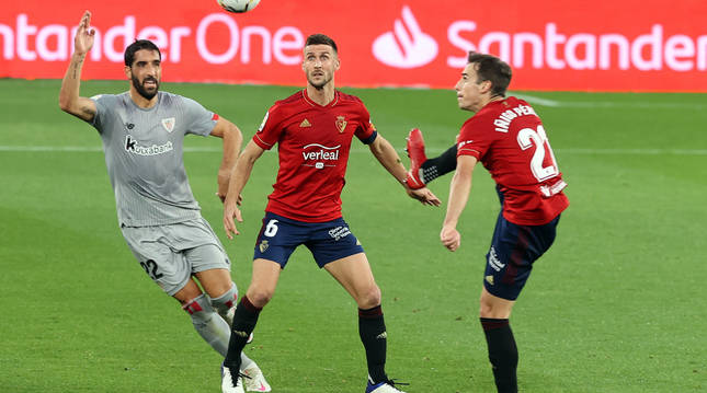 Iñigo Pérez, Oier Sanjurjo y Raúl García, en el Osasuna-Athletic del pasado 24 de octubre en El Sadar.