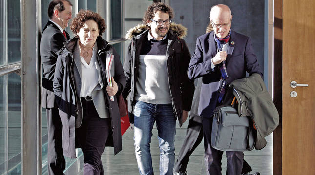 Foto de archivo de Carmen Maeztu de camino a la sala de comisiones junto a Txema Mauleón (jefe de gabinete) y Andrés Carbonero (protección social).