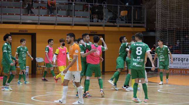 Los jugadores de Osasuna Magna celebraron la victoria ante el Aspil-Jumpers sobre la pista del Ciudad de Tudela.