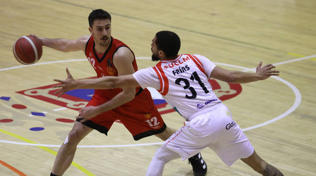 El jugador de ENERparking Basket Navarra Pablo Yárnoz defiende el balón ante Raúl Frías.