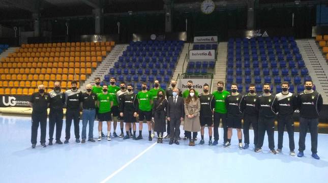 La plantilla de Anaitasuna ha posado para una foto de familia antes del entrenamiento.