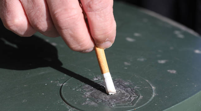 Un error muy común entre fumadores: apagar el cigarro en el escudo de la papelera y no en el hierro.