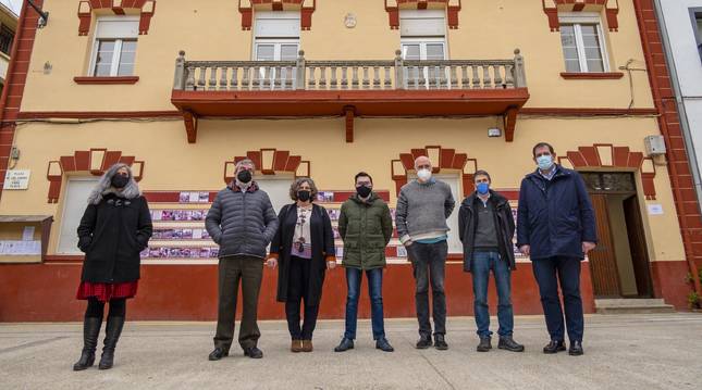 Los alcaldes de la mancomunidad Andía, su técnica y representantes de Teder junto a la sede de Andialan, la antigua escuela de Abárzuza sede ahora del nuevo espacio para el trabajo colaborativo.