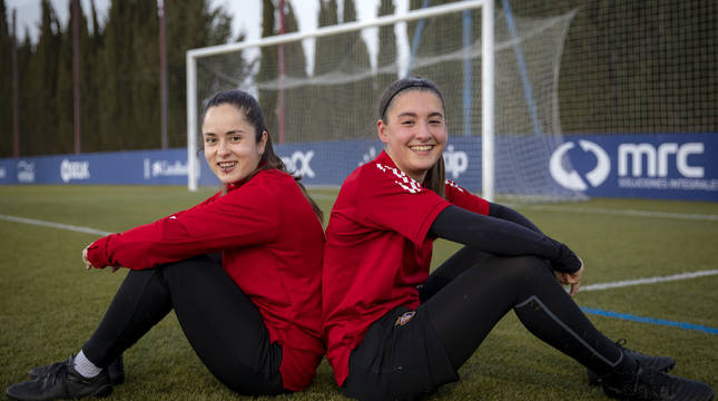 Maitane Zalba, a la izda., y Silvia Pérez, a la dcha, en el campo de los anexos de Tajonar en el que entrena y juega Osasuna Femenino.