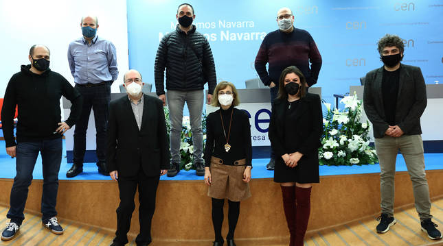 Iñigo Martínez (LaTxan), Carlos Albillo (Casco Antiguo), Inma Elcano (Asociación de Comerciantes de Navarra), María Jesús Alonso (Ensanche) y Mikel Cabestrero (en representación de varias asociaciones). En la fila de arriba, José María Basarte (San Juan/ Ermitagaña/Mendebaldea), Fermín Damborena (La Rotxa) y Alberto Anguiano (Alsasua), en la sede de CEN.