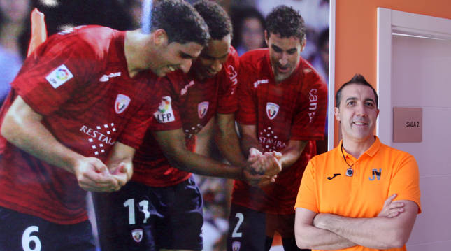 José Vilariño delante de la foto que adorna la entrada a su consulta y recoge la dedicatoria de tres jugadores de Osasuna ante el nacimiento de su primera hija.