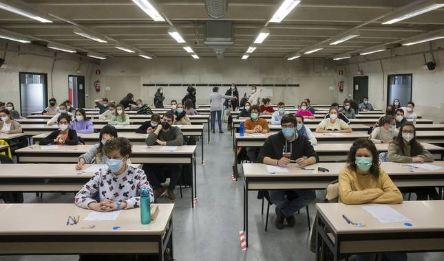 Los aspirantes a las plazas se repartieron en 28 aulas del aulario, guardando distancia de seguridad.
