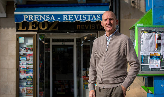 Foto de Toño Leoz Gil, tercera generación al frente de la librería Leoz, en el número 38 de la plaza del Castillo.