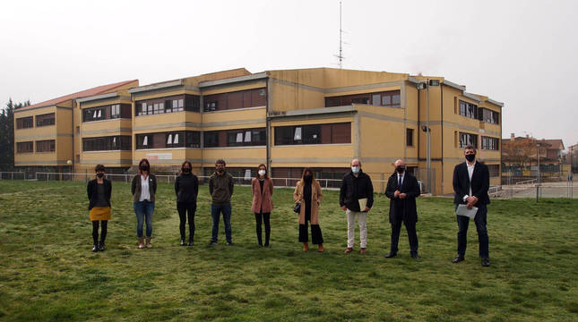 Posan sobre la superficie que acogerá el nuevo instituto, de izda. a dcha.: Izaskun Salicio Castillo, jefa de estudios de Infantil y Primaria; Patricia Armendáriz Aristu, jefa de estudios de Secundaria; Maika Jiménez Mendive, secretaria del centro; Eneko Gil Monreal, director del colegio e instituto San Miguel de Aoiz; Maialen Echarte Osinaga, directora adjunta; Sonia Madurga Arcelus, concejala de Educación; Ángel Martín Unzué Ayanz, alcalde de Aoiz; Carlos Gimeno Gurpegui, consejero de Educación; y Eneko Ardaiz Ganuza, director del Servicio de Infraestructuras Educativas.