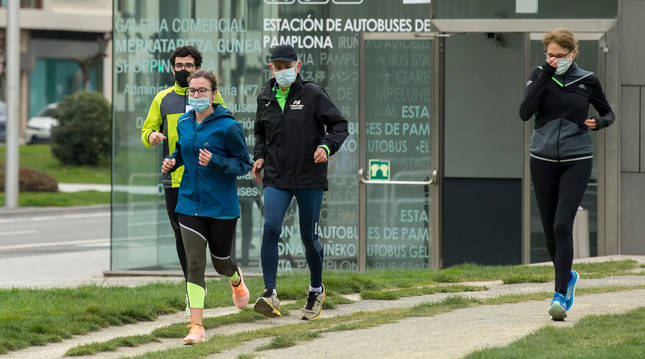 Foto de un grupo de corredores en la Vuelta del Castillo de Pamplona.