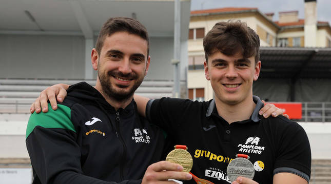 Foto de Nico Quijera, a la izda., junto a su hermano Manu, este lunes en Larrabide. Nico, el mayor, logró la medalla de oro, y Manu, la plata.