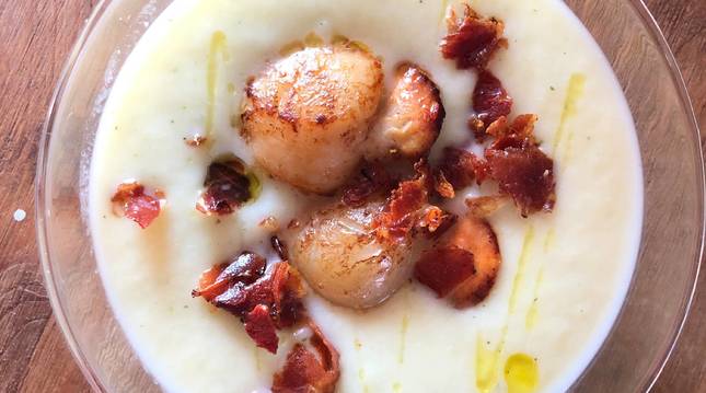 Esta crema de verduras con vieiras y polvo de jamón es una de las tres recetas Xacobeas de hoy