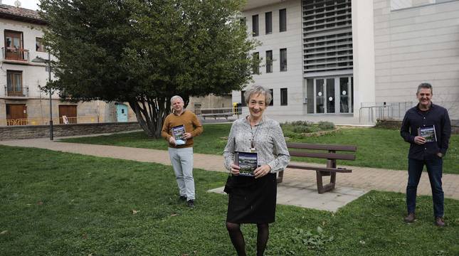 Carmen Izal en el parque Ribed, delante de la casa de cultura. A su derecha, José Vicente Urabayen, técnico de cultura; a la izquierda, Pello Gurbindo, edil de Cultura.