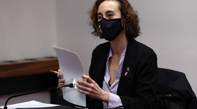 La Directora General de Políticas Migratorias, Patricia Ruiz de Irizar, en el Parlamento foral.