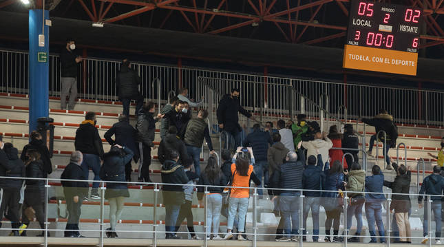 Instante en el que los jugadores del Jaén intentan acceder a la grada desde el vomitorio central de la tribuna principal.