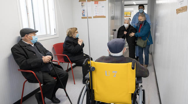Varias personas esperan a ser vacunadas en el Reina Sofía de Tudela en la campaña de vacunaciones a mayores de 90 años.