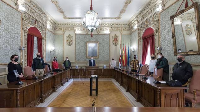 Reunión en el Ayuntamiento. Representantes de la FNF (izda.), el Ayuntamiento (centro) y del Aspil (dcha.) se reunieron este jueves en el Ayuntamiento.
