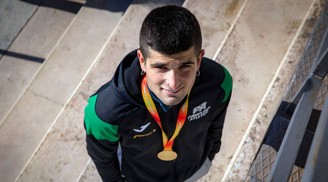 Foto de Asier Martínez Etxarte, en Larrabide con la medalla de oro del Campeonato de España 'indoor'.
