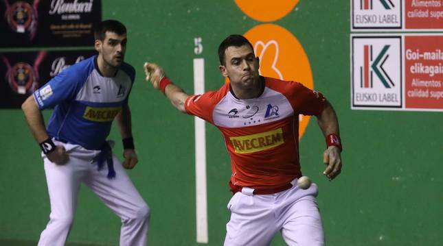 Erik Jaka le imprime velocidad a una pelota durante el partido de ayer en el Ereta de Tafalla, con Joseba Ezkurdia al fondo.
